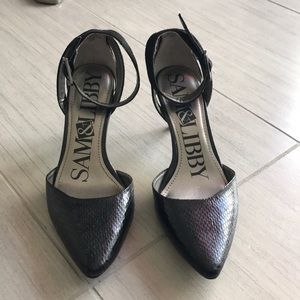 Pointed toe black pump with ankle strap 6.5